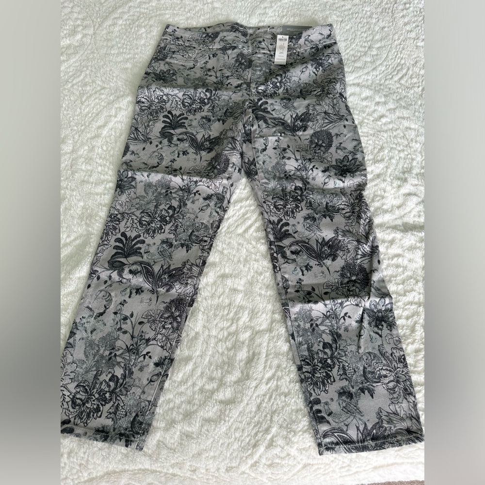 New w/ tags! Chicos denim pull on ankle jeggings! Size 12 (Chicos size 2)